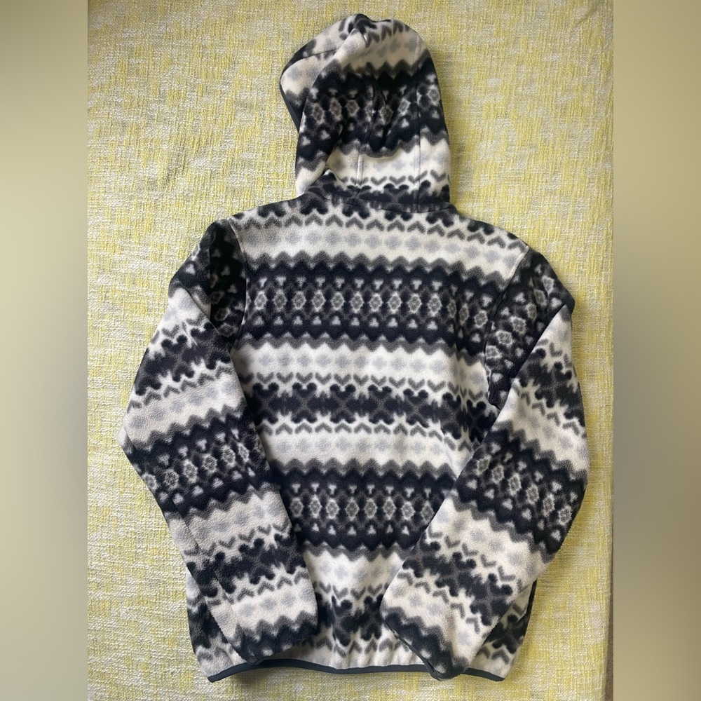 Patagonia women’s Black and Gray Patterned Fleece Jacket - Picture 5 of 5